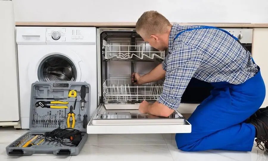 Kandıra Whirlpool servisi teknisyen ekibi beyaz eşya tamiri yaparken